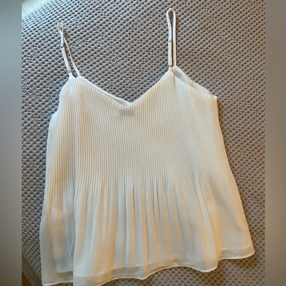 White pleated tank - Picture 3 of 4